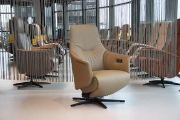 Gealux sta op stoel Twinz 8120 Leer Taupe 2 motoren + accu, Ophalen of Verzenden, Nieuw, Leer, Design, modern