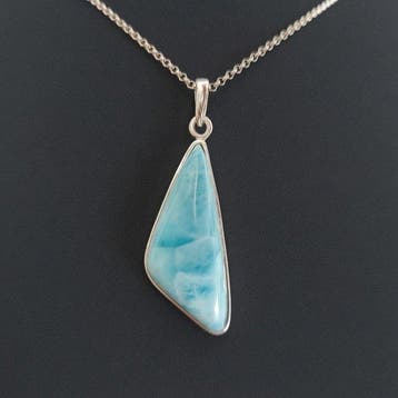 Natuurlijke onbewerkte Larimar. Montage en ketting van 925