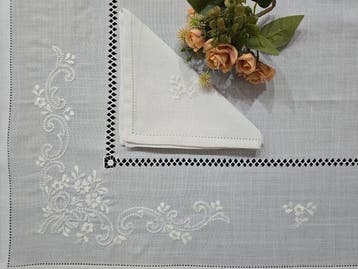 Tovaglia ricamata a mano in misto lino 12 posti tablecloth