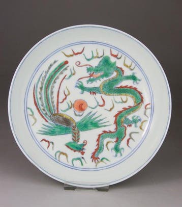 Chinees porselein bord en coupe uit Famille Verte met draken