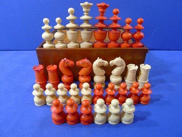 Jeu déchecs type Régence en Bakelite sans échiquier boite