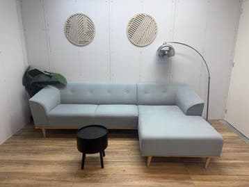 Lichtgrijze Hoekbank op Houten Poten – Modern & Comfortabel, 250 tot 300 cm, Gebruikt, Hoekbank, Ophalen of Verzenden
