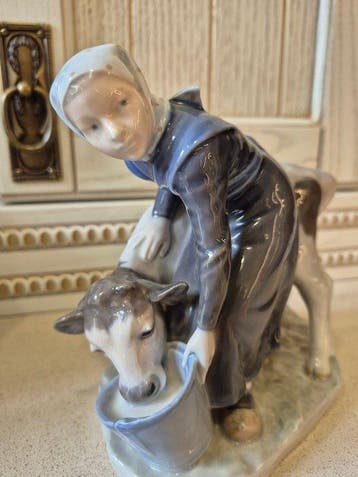 Royal Copenhagen - Beeldje - Girl feeding cow - Porselein