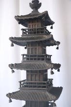 Monumentale bronzen vijflaagse pagode — Boeddhistische stupa
