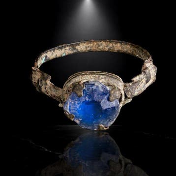 Middeleeuws Brons Bronzen ring met blauwe glazen zetting. -