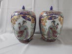 dekselvaas - Porselein - Japan - Een paar Imari-vazen.