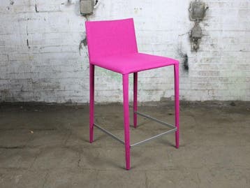 Arper Norma 1713 barkruk fuchsia vilt zithoogte 63 cm, Verzenden, Gebruikt