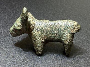 IJzertijd Brons Beeldje van een stier, symbool van
