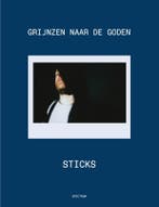 Grijnzen naar de Goden 9789000378890 Sticks, Verzenden, Gelezen, Sticks