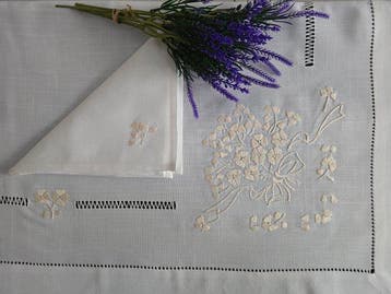 Tovaglia ricamata a mano in misto lino 12 posti tablecloth