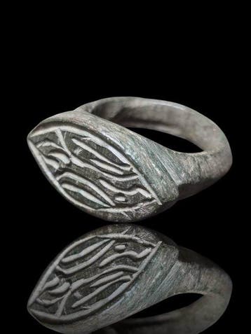 Viking periode A Rare Bronze Gjol Seal Ring (Zonder
