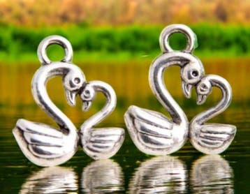 2 x Metalen bedel van een zwaan, antiek zilverkleur, afm...., Ophalen of Verzenden, Nieuw, Bedel