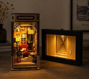 Set di 2 Diorami / Book Nook illuminati – Shakespeare, Nieuw