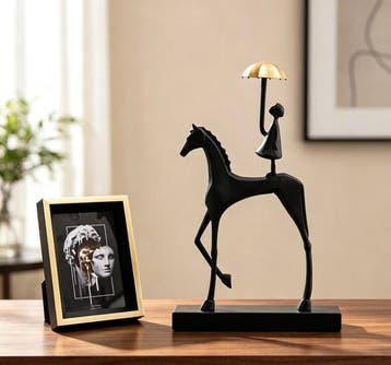 sculptuur, Girl holding an umbrella on horseback - 37 cm -