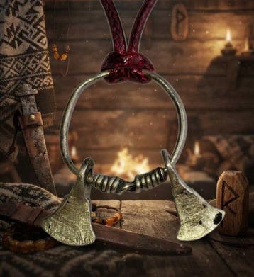 Viking periode Zilver Amuletring met strijdbijlen. In