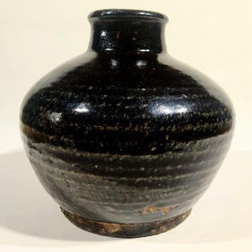 Zeldzame Chinese kruik met zwartglazuur van het Henan-type