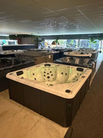 Luxe 5-Pers. Spa/jacuzzi 230x230 cm Met Schoudermassage 220V, Ophalen, Zo goed als nieuw, Pomp, Vast