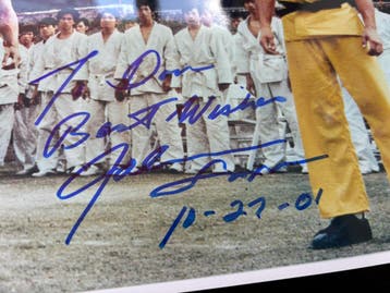 Bruce Lee - Gesigneerde foto John Saxon, Ophalen of Verzenden, Nieuw, Film, Foto of Kaart