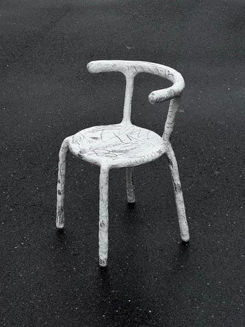 David áp - Stoel - Papier-maché - Houtskool
