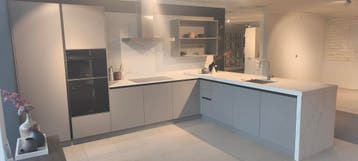 Showmodel moderne greeploze keuken schiereiland - 0014 - 28, Ophalen, Hoekkeuken, Nieuw, Greeploos