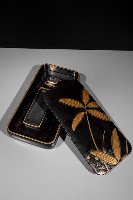 Doos - Een gelakt houten suzuribako van bamboebladeren en, Antiek en Kunst, Antiek | Overige Antiek