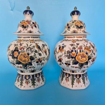 Exklusives Royal Delft Deckenvasen Paar – Polychrome, Antiek en Kunst