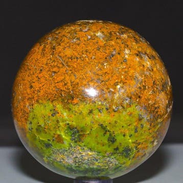 Levending groen serpentijn en vurig oranje agaat Sphere: een