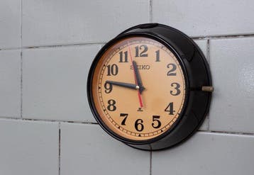 Wandklok - Seikosha CO. LTD Seiko - Staal, Bakeliet,, Antiek en Kunst