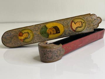 19e-eeuwse Qajar papier-maché lakwerk pennenetui (Qalamdan)
