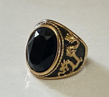 Geloofsring voor mannen met draak en zwarte onyx.