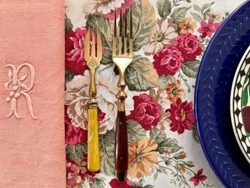 Tafelkleed met bloemenprint, ruime tafels. Klassieke décor.