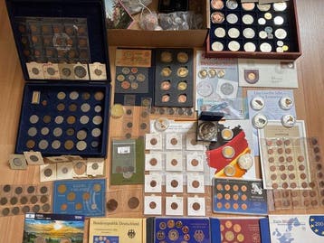 Wereld. Collection de plus de 400 objets