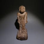 Oud-Egyptisch Kalksteen Beeld van een man. 15 cm lang. Derde