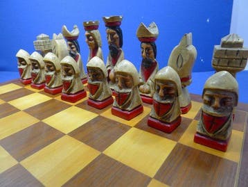 Jeu déchecs en bois sculpté peint polychrome avec echiquier, Antiek en Kunst
