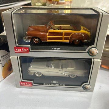 Sunstar 1:43 - Modelauto (2) - Chrysler Town & Country, Nieuw