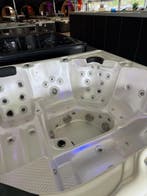 Luxe Jacuzzi / Spa 5-Persoons – Plug & Play (220V Stekker), Ophalen, Zo goed als nieuw, Pomp, Vast