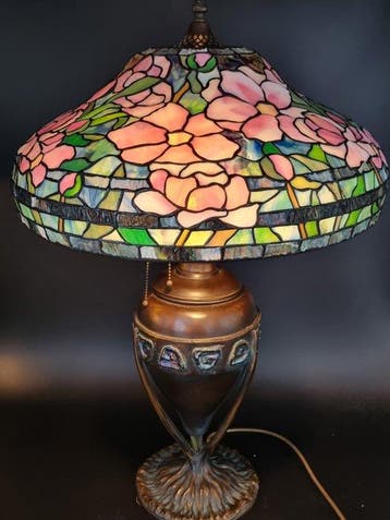 Tischlampe im Tiffany-Stil – Florales Motiv mit Bronzefuß –