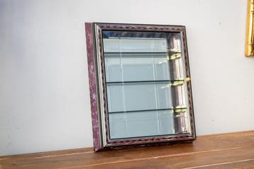 Vitrine - Marmerachtig, met gouden decoraties, drie planken,