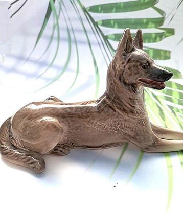 Lomonosov - Beeldje - Reclining German Shepherd - Porselein