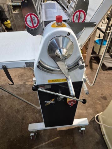 **online veiling ** uitrolmachine dough sheeter, Gebruikt, Bakkerij en Slagerij
