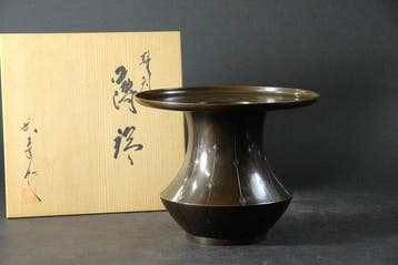 Vaas - Takaoka bronzen Usubata Ikebana-vaas door Shugo Gosho