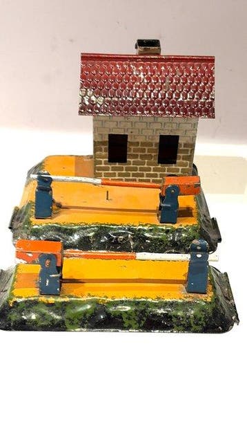 Bing - Speelgoed Blech Bahnhof Häuschen mit Schranke und