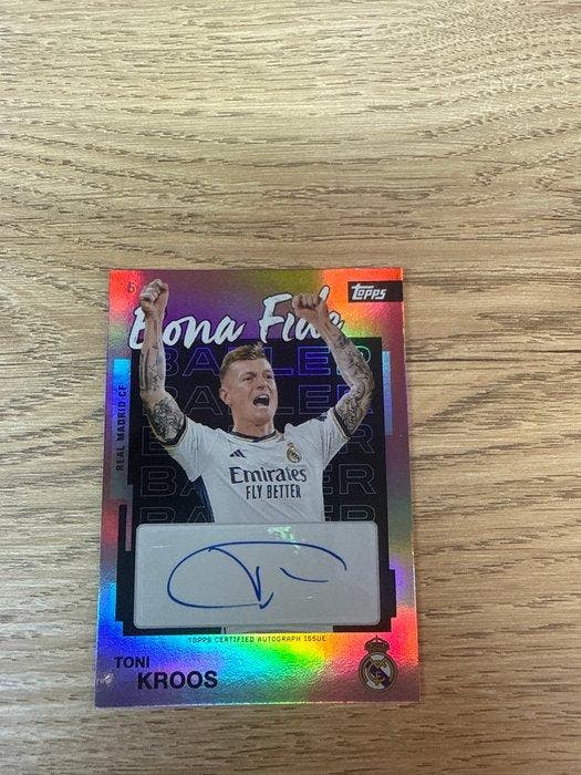 2025/26 Topps Real Madrid Team Set Toni Kroos 5/5 Autograph, Verzamelen, Stickers