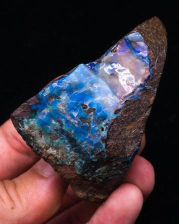 BOULDER OPAL groene en paarse vlam - Hoogte: 6.5 cm -