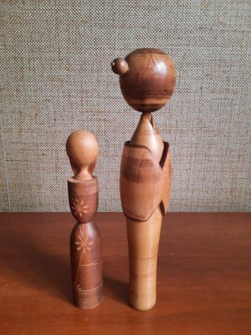 Twee mooi vervaagde vintage kokeshis, 24,7 en 18 cm - Hout