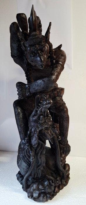 de apenkrijger Hanuman in gevecht met de Naga-slang - Hout