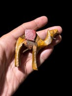 Natia Kameelbeeld in eeuwenoud olijfhout uit het Heilige