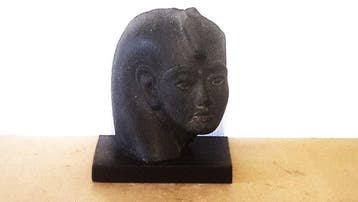 Replica (Louvre Museum) van een oude Egyptiër hars Beeld: