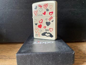 Zippo - Zippo Crème / Blanc cassé « Hearts & Love » –, Nieuw