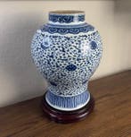 Een blauw-witte pot met in elkaar verweven lotuspatronen -, Antiek en Kunst